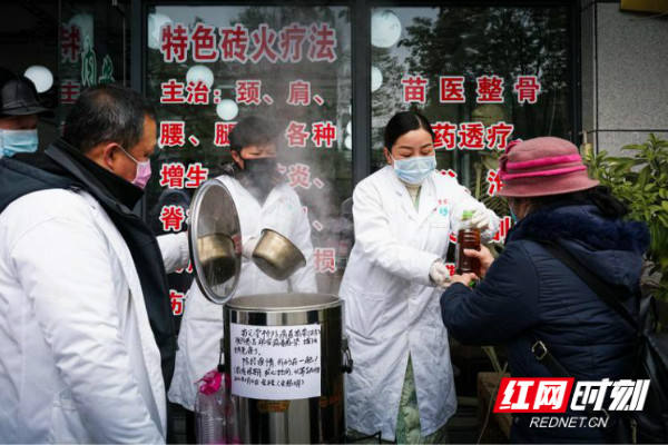 湘西州级非物质文化遗产传习所吉首市苗父堂苗医院免费想市民赠送苗药茶饮.jpg